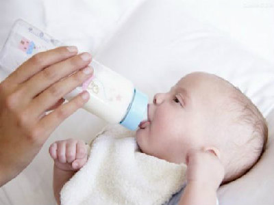 新生儿喝奶粉